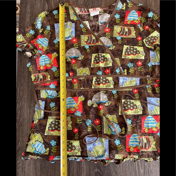 White Cross Brand Scrub Top, Turtle Scrubs, Size Large, tie waist - Picture 13 of 15